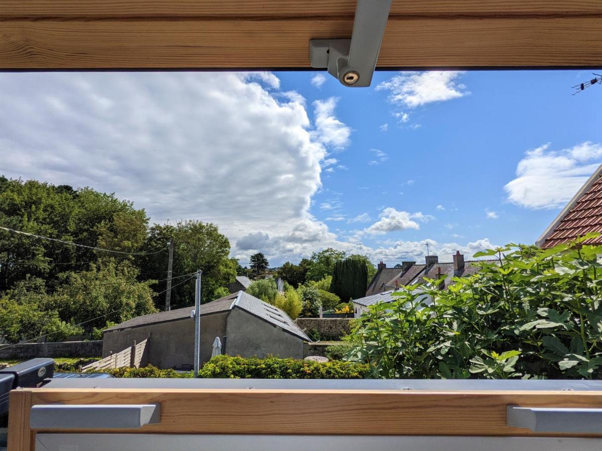VIEUX PASSAGE, Maison avec cour privée à 150 m du PORT et de la PLAGE Plouhinec  Extérieur photo