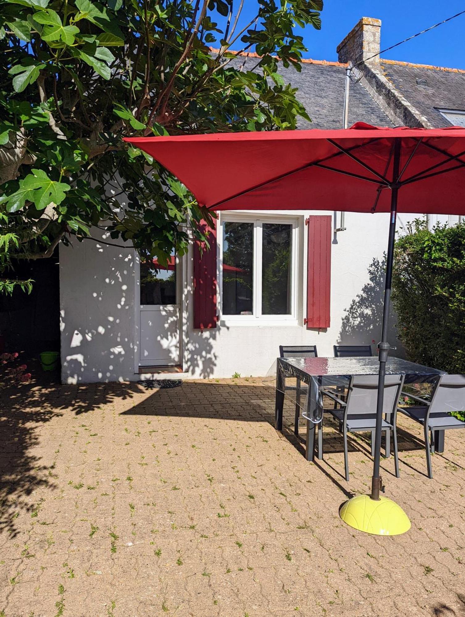 VIEUX PASSAGE, Maison avec cour privée à 150 m du PORT et de la PLAGE Plouhinec  Extérieur photo